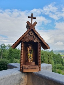 KAPLICZKA OGRODOWA-CHRYSTUS FRASOBLIWY