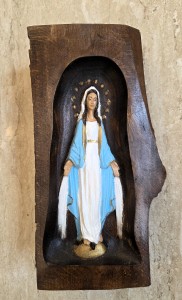 Niepokalana - rzeźba w kłodzie bukowej - mała kapliczka