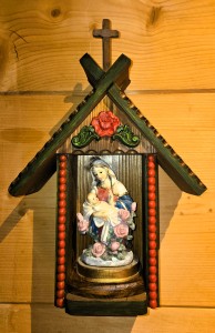 MAŁA KAPLICZKA RUSTYKALNA Z MARYJĄ I DZIECIĄTKIEM 