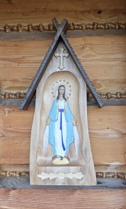 DUŻA KAPLICZKA DĘBOWA Z MARYJĄ NIEPOKALANĄ 