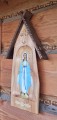 Drewniana kapliczka modrzewiowa o wysokości 80 cm z wyrzeźbioną figurą Matki Bożej Niepokalanej