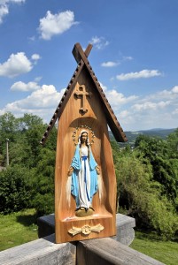 Kapliczka modrzewiowa rzeźbiona z Matką Bożą Niepokalaną – 80 cm