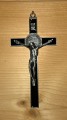krzyz-benedyktynski-wiszacy-metal.jpg