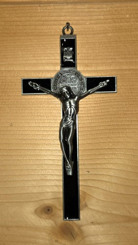 krzyz-benedyktynski-wiszacy-metal.jpg