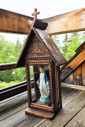 kapliczka-drewniana-zamykana-z-figura_.jpg