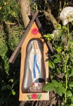 KAPLICZKA RZEŹBIONA Z MATKĄ BOŻĄ Z LOURDES