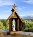kapliczka-drewniana-z-figura-matki-boskiej-z-lourdes.jpg