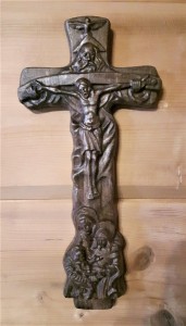 KRZYŻ WISZĄCY DREWNIANY - PŁASKORZEŹBA -kolor dąb
