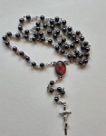 RÓŻANIEC Z RELIKWIĄ BŁ. JERZEGO POPIEŁUSZKI - hematyt -  komplet z etui i certyfikatem
