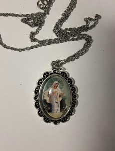 MATKA BOŻA Z MEDJUGORIE - MEDALION-WISIOREK -kolor srebrny